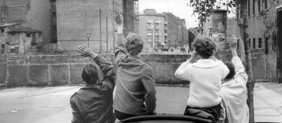 Una familia de Berlín Occidental saluda a sus familiares de Berlín Oriental el 10 de septiembre de 1961
