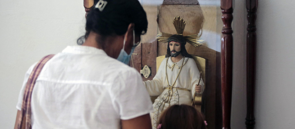 Una mujer reza frente a la imagen de Jesucristo en la catedral de Matagalpa el pasado 5 de agosto