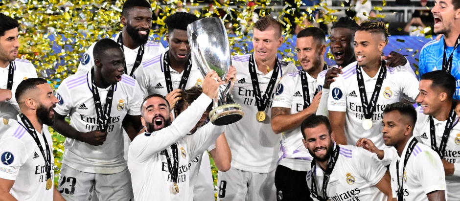 Dani Carvajal coge el trofeo de la Supercopa de Europa ganado recientemente por el Real Madrid