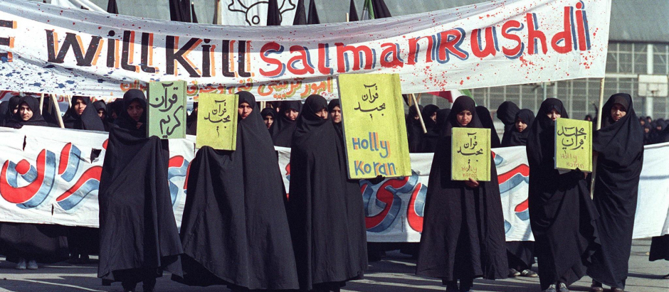 Mujeres iraníes muestran pancartas en las que se pide matar a Salman Rushdie el 17 de febrero de 1989 tras la fatua emitida por el ayatolá Jomeini