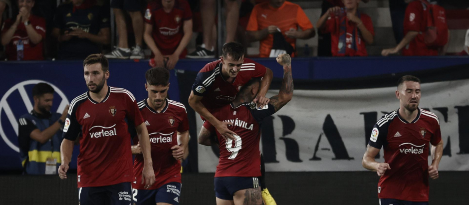 El delantero de Osasuna Aimar Oroz celebra su gol, el segundo gol del equipo navarro ante el Sevilla FC