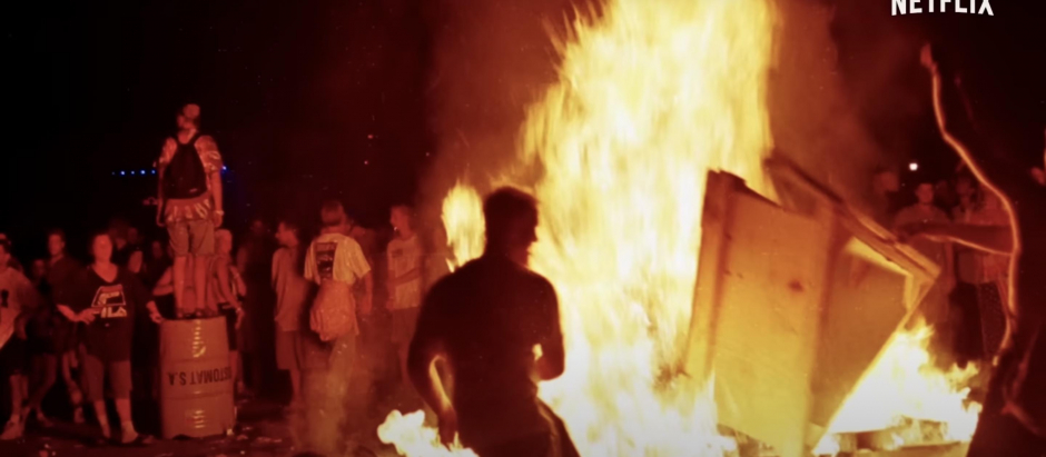 Incendios y violencia generalizada en la última jornada del festival, en una imagen del documental de Netflix sobre Woodstock 99