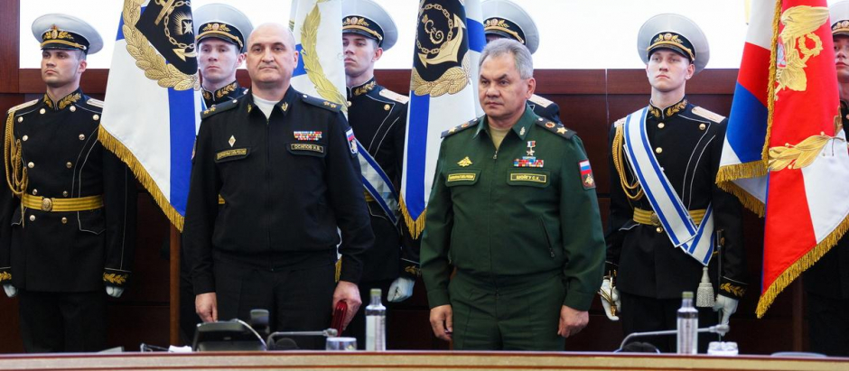 El almirante Igor Osipov junto con el ministro ruso de Defensa, Sergei Shoigu