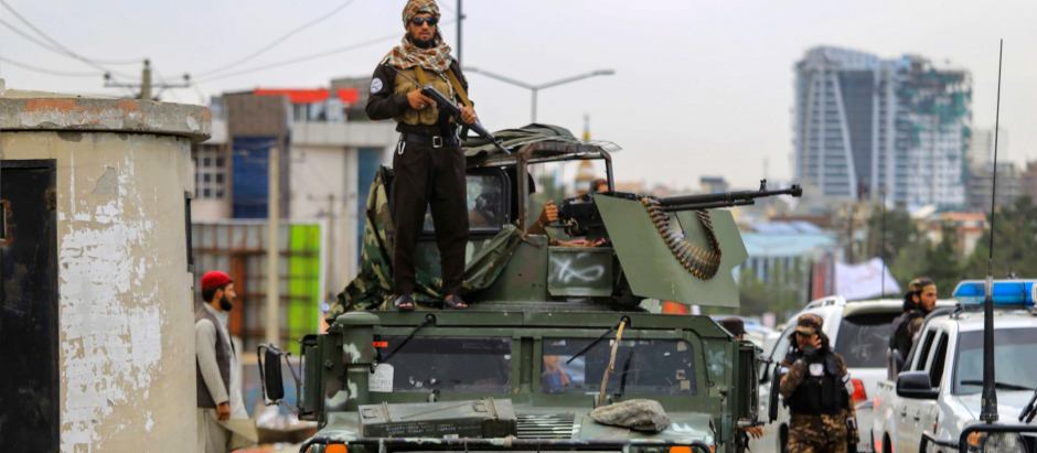 Patrulla talibán por las calles de Kabul