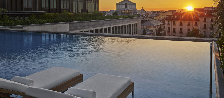 La piscina del lujoso hotel The Madrid Edition y sus vistas