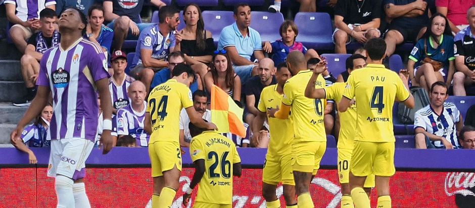 Los jugadores del Villarreal celebran uno de los tres goles que le marcaron al Valladolid