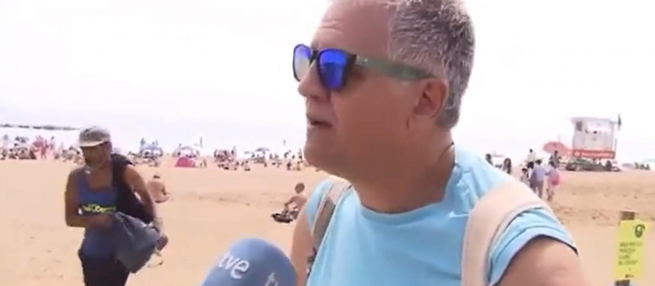 Imagen del momento en el que un individuo roba un bolso en la playa ante las cámaras de TVE