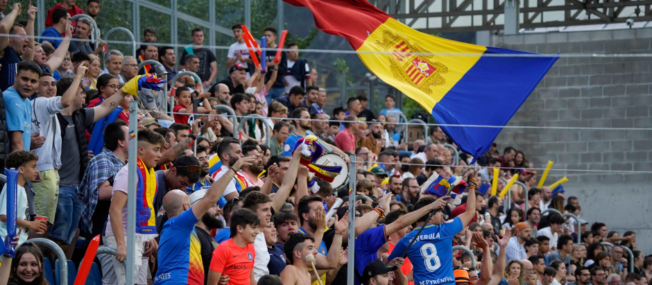 La afición del Andorra, un equipo que hace cuatro años estaba en categorías regionales y ahora jugará en Segunda División