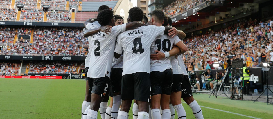 Los jugadores del Valencia celebran el único tanto al Girona