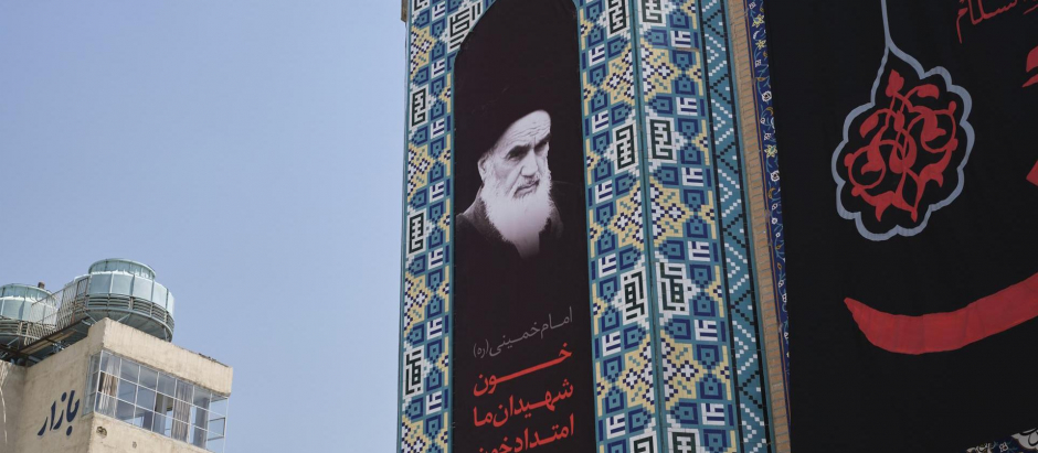 Imagen del Ayatola Jomeini en Teherán