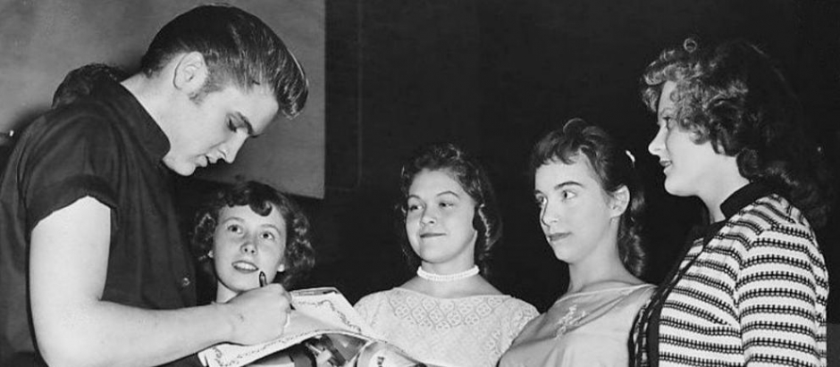 Elvis firma autógrafos en Minneapolis en 1956