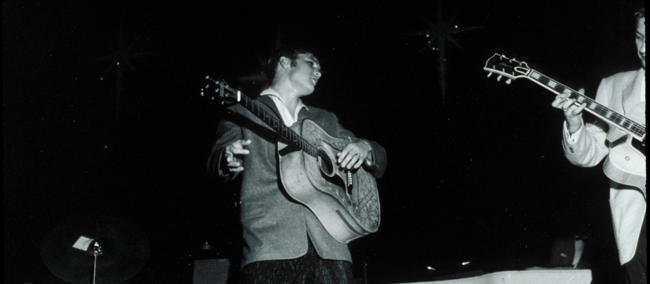 Elvis Presley durante una de sus primeras actuaciones en los años 50