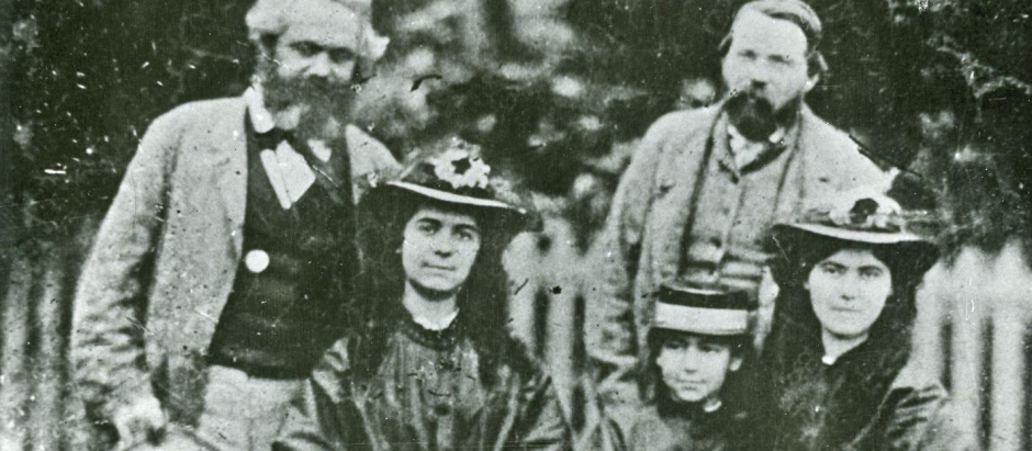 Karl Marx junto a sus hijas y el filósofo alemán Friedrich Engels