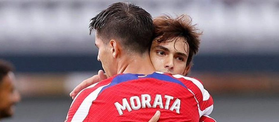 El abrazo entre Álvaro Morata y Joao Félix, el abrazo que ilusiona en el club rojiblanco