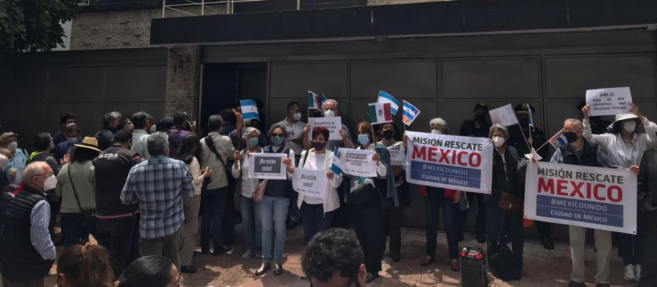 Protesta ante la embajada de Nicaragua en México