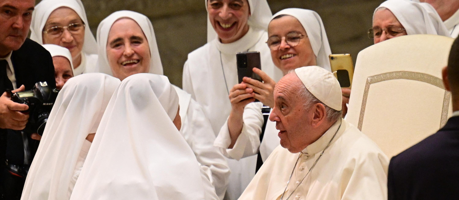 El Papa Francisco recibe a unas monjas en la audiencia general del 17 de agosto de 2022