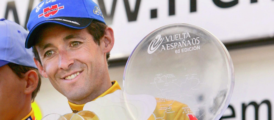 Roberto Heras con el título de ganador de La Vuelta a España 2005