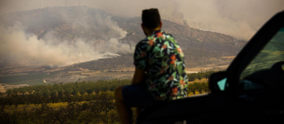 Un vecino del municipio de Borja observa el incendio en la zona de Moncayo, Zaragoza, el pasado domingo