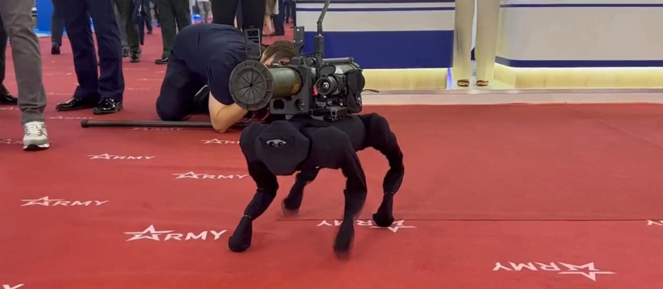 Perro robot equipado con lanzacohetes presentado en una exhibición de armas rusas