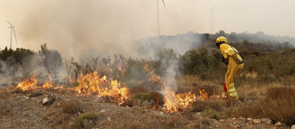 Un bombero durante las labores de extinción del incendio de Bejís (Castellón)