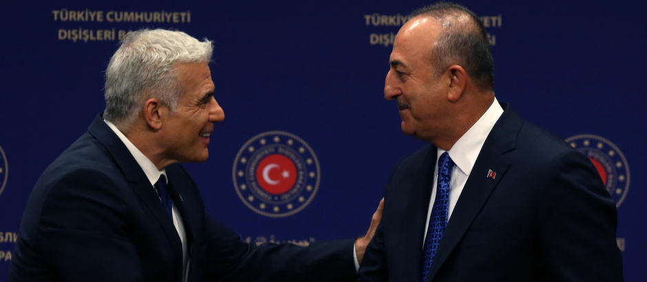 El Ministro de Relaciones Exteriores de Turquía, Mevlut Cavusoglu (D) y el Ministro de Relaciones Exteriores de Israel Yair Lapid (Iz) en Ankara el 23 de junio de 2022