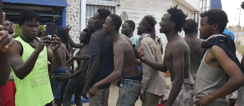 Varios inmigrantes celebran su entrada a Melilla, el pasado mes de junio