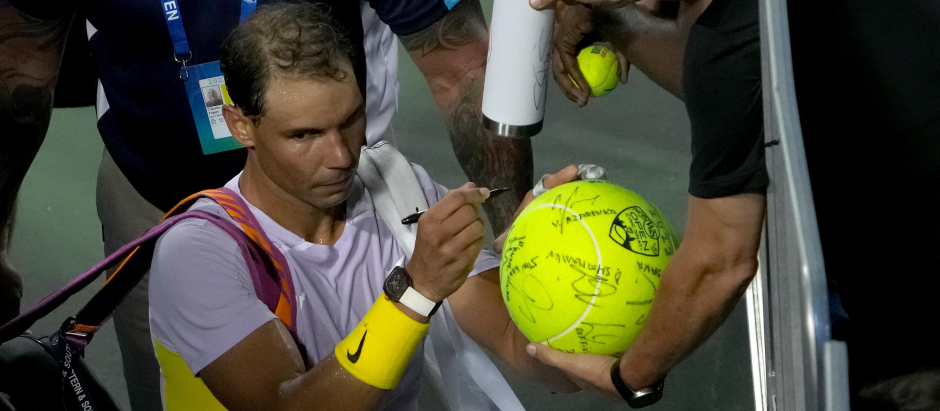 Rafa Nadal firma un autógrafo tras caer derrotado ante Coric en el Masters 1.000 de Cincinnati