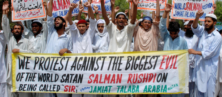 Estudiantes pakistaníes protestan contra la concesión del título de 'Sir' a Salman Rushdie en 2007