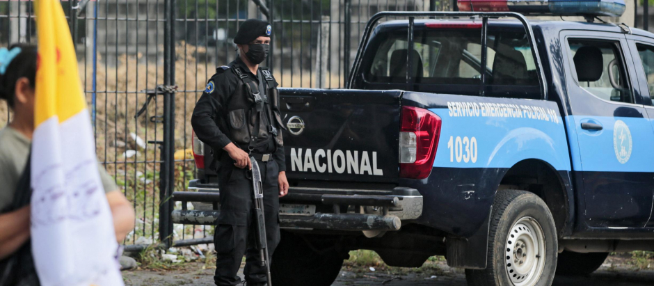 Policía sandinista armado con una escopeta vigilando la procesión de la Virgen de Fátima el 13 de agosto de 2022