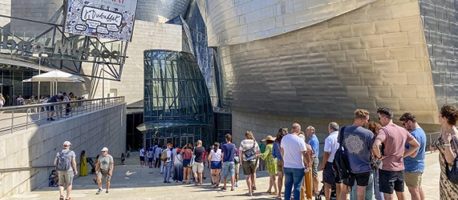 Colas en el Museo Guggenheim de Bilbao