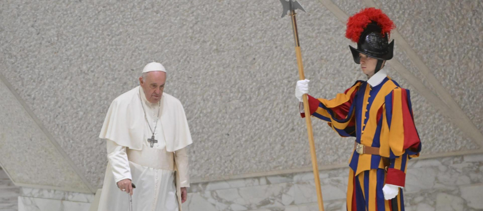 El Papa Francisco accede a la audiencia general en el Vaticano
