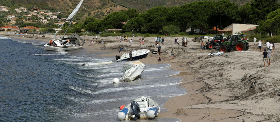 Una de las playas de Córcega con barcos varados tras el paso de un derecho, un raro fenómeno atmosférico que rivaliza en potencia con los huracanes