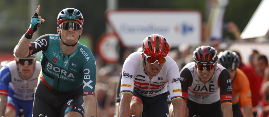 Sam Bennett celebra su victoria al sprint en la 2ª etapa de La Vuelta