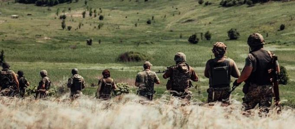 Militares ucranianos en medio de un operativo para repeler la invasión rusa