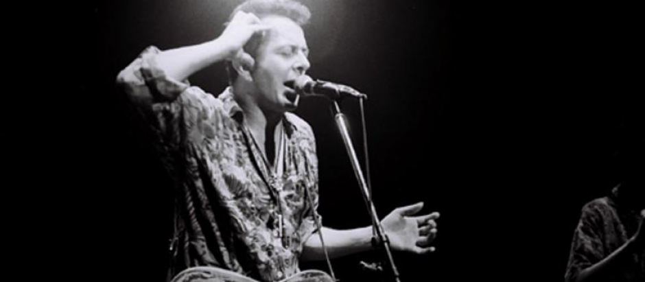 Joe Strummer tocando con The Pogues en Tokio en 1992