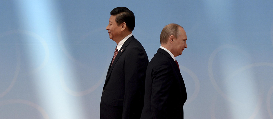 el presidente chino, Xi Jinping (Iz) y el presidente ruso Vladimir Putin (Shanghái 2014)