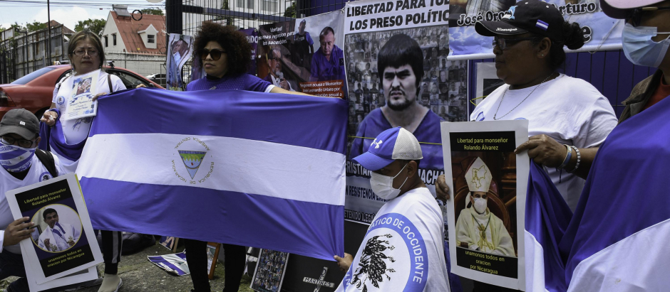 Nicaragüenses protestan contra el gobierno de Ortega ante la embajada de su país en Costa Rica