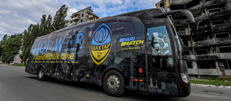 El bus del Shakhtar Donetsk pasa por una zona destrozada por los efectos de la invasión