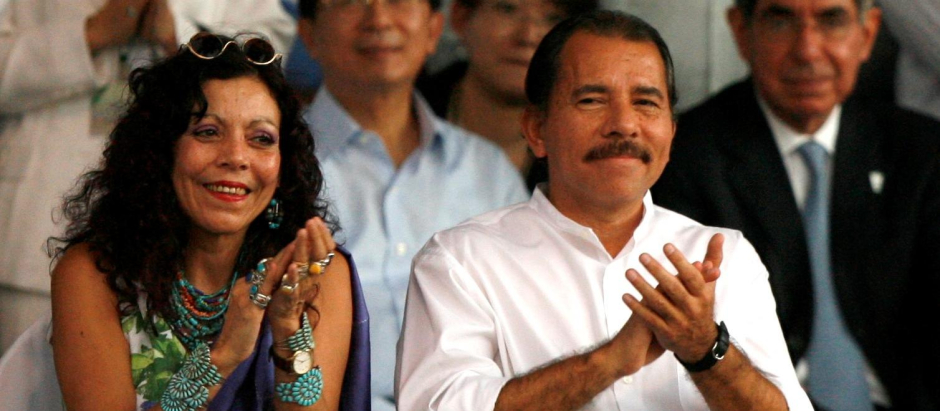 Nicaragua's President-elect Daniel Ortega and his wife, Rosario Murillo, applaud at the start of his inauguration ceremony in Managua, Wednesday Jan. 10, 2007. In background are the presidents of El Salvador, Tony Sacca, right, Honduras, Manuel Zelaya, second from right, and Costa Rica, Oscar Arias, third from right. Ortega, who ruled Nicaragua in the 1980's, returned to power after winning last November's presidential elections. (AP Photo/Dario Lopez-Mills)© RADIAL PRESS