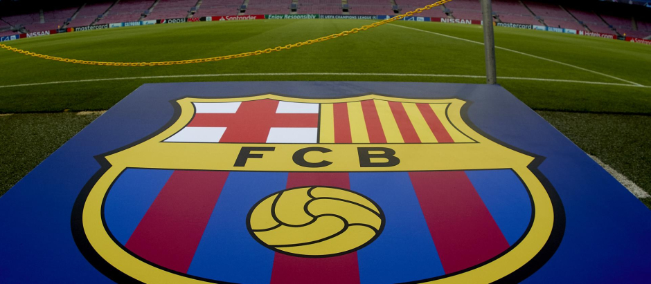 El escudo del Barcelona, sobre el césped del Camp Nou