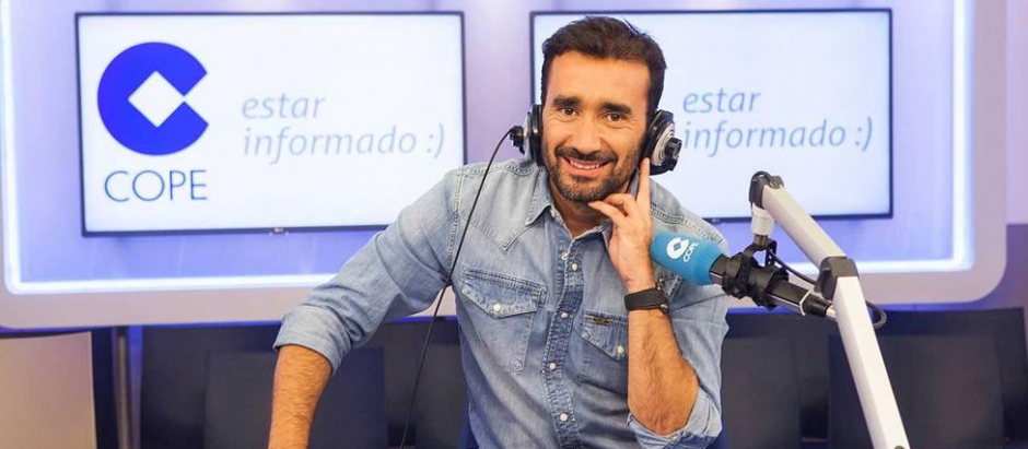 Juanma Castaño presenta El Partidazo de la COPE, el programa deportivo líder de las noches en la radio española
