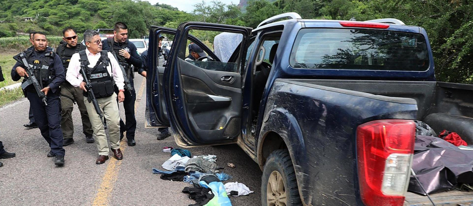 Agentes inspeccionan la zona en donde se enfrentaron criminales en el municipio de Tuzantla (México)