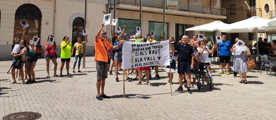 Manifestantes en defensa de los festejos taurinos en Tavernes de la Valldigna