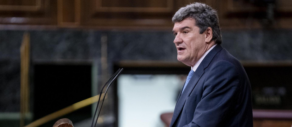 El ministro de Inclusión, Seguridad Social y Migraciones, José Luis Escrivá, interviene en una sesión plenaria, en el Congreso