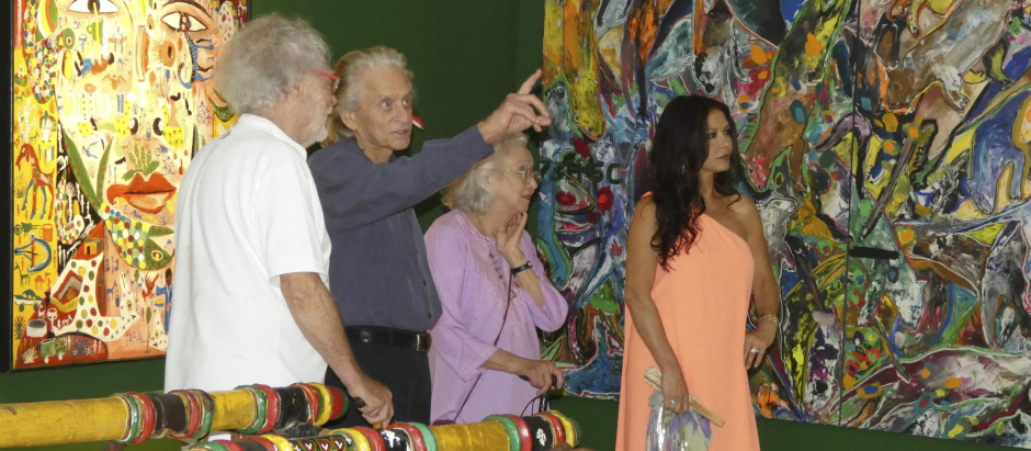 Michael Douglas y Catherine Zeta-Jones junto con los fundadores del Museo Sa Bassa Blanca, Ben Jakober y Yannick Vu
