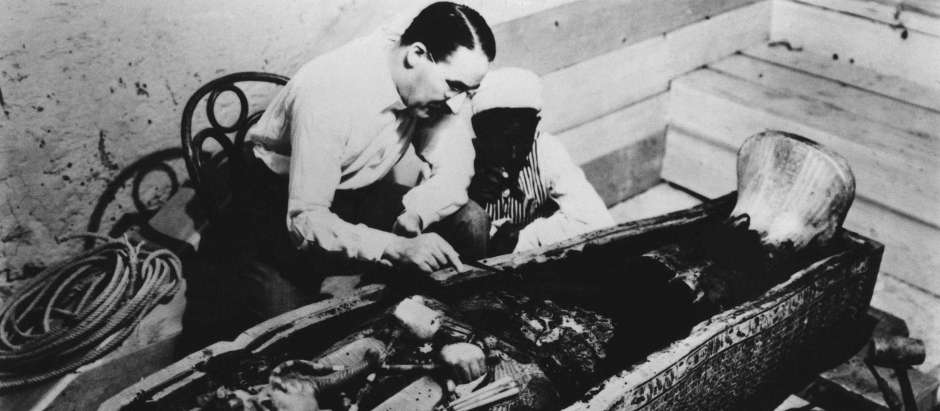 Howard Carter examinando el sarcófago del rey Tut's