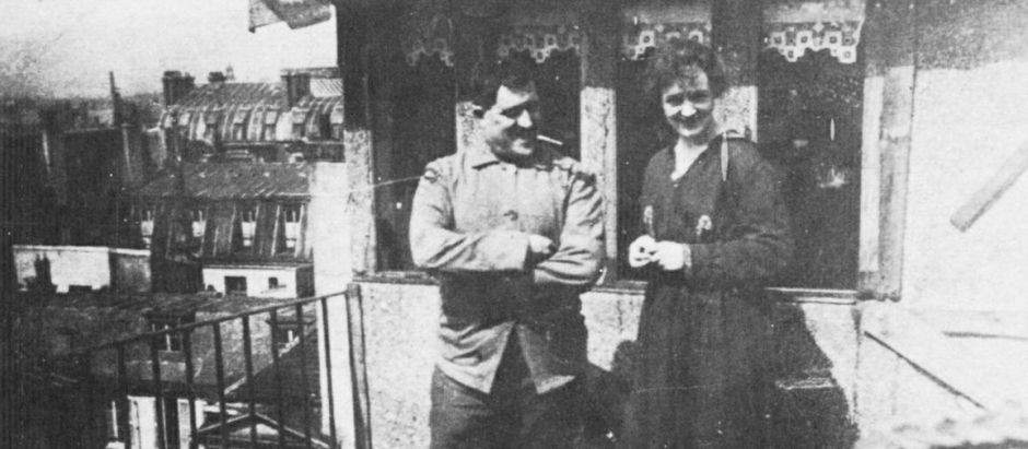 Apollinaire y su esposa Jacqueline, en la terraza de su apartamento en el número 202 del Bulevar Saint-Germain, en mayo o junio de 1918, a penas unos meses antes de morir el poeta