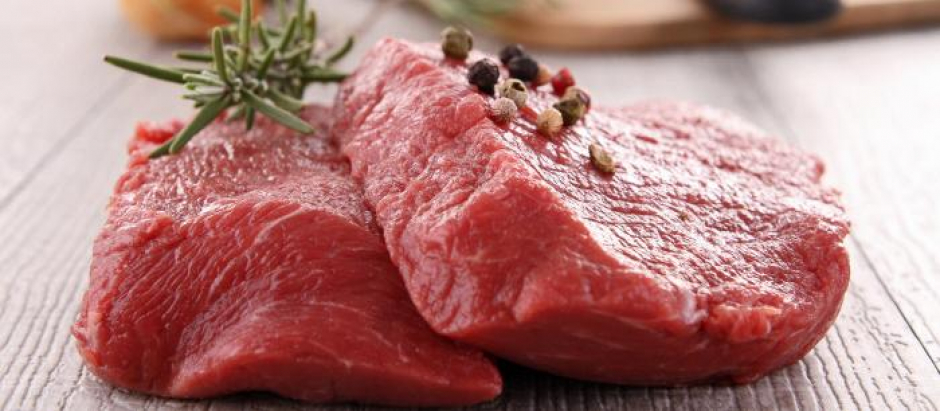 .RAW,STEAK,BEEFSTEAK,MEAT,BEEF,FOOD,ALIMENT,PEPPER,BOIL,COOKS,BOILING,COOKING,RAW,BLOOD,DISH,MEAL,GRILL,BARBECUE,BARBEQUE,STEAK,LUNCH,PREPARATION,COOK,EDIBLE,HERB,RECIPE,FILLET,SUPPER,DINNER,ROSEMARY,SLICE,BUTCHER,NUTRITION,INGREDIENT,BEEFSTEAK,CUTTING,MEAT,FRESH,STUFFED,BEEF,BUTCHERY