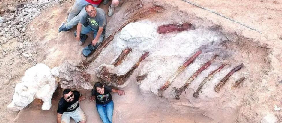 Los paleontólogos, junto a los restos hallados en Pomba (Portugal)