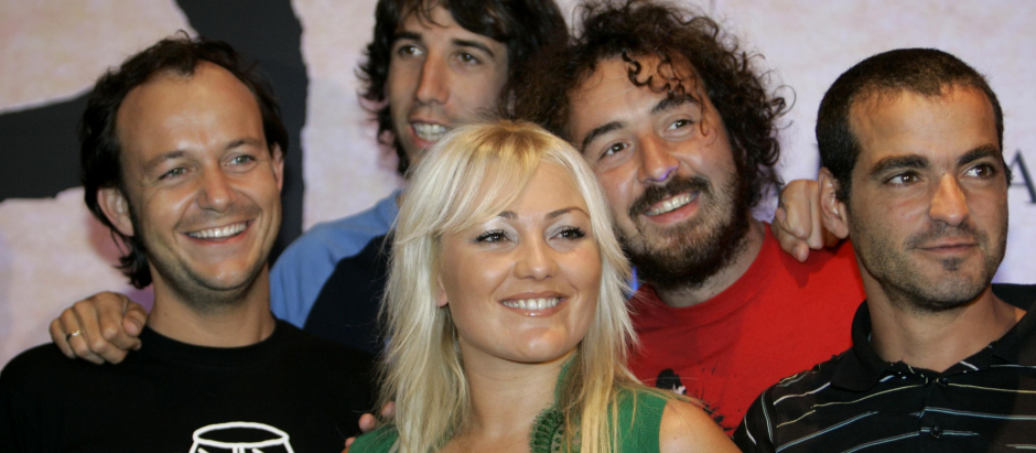 Amaia Montero, con los integrantes de La oreja de Van Gogh en 2006
